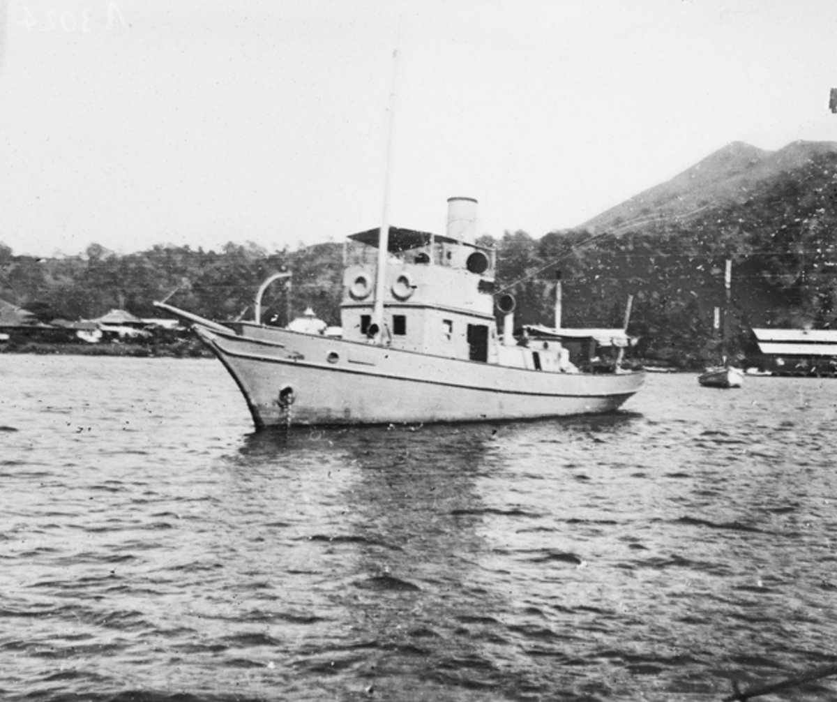 Col. Holmes armed the steam tender Nusa (below) with a 12 pounder gun & took an interpreter & guide and started combing the coves. On 11/10/14 they caught Komet at anchor & boarded without firing a shot taking the crew & Captain (who was reportedly shaving) prisoner.