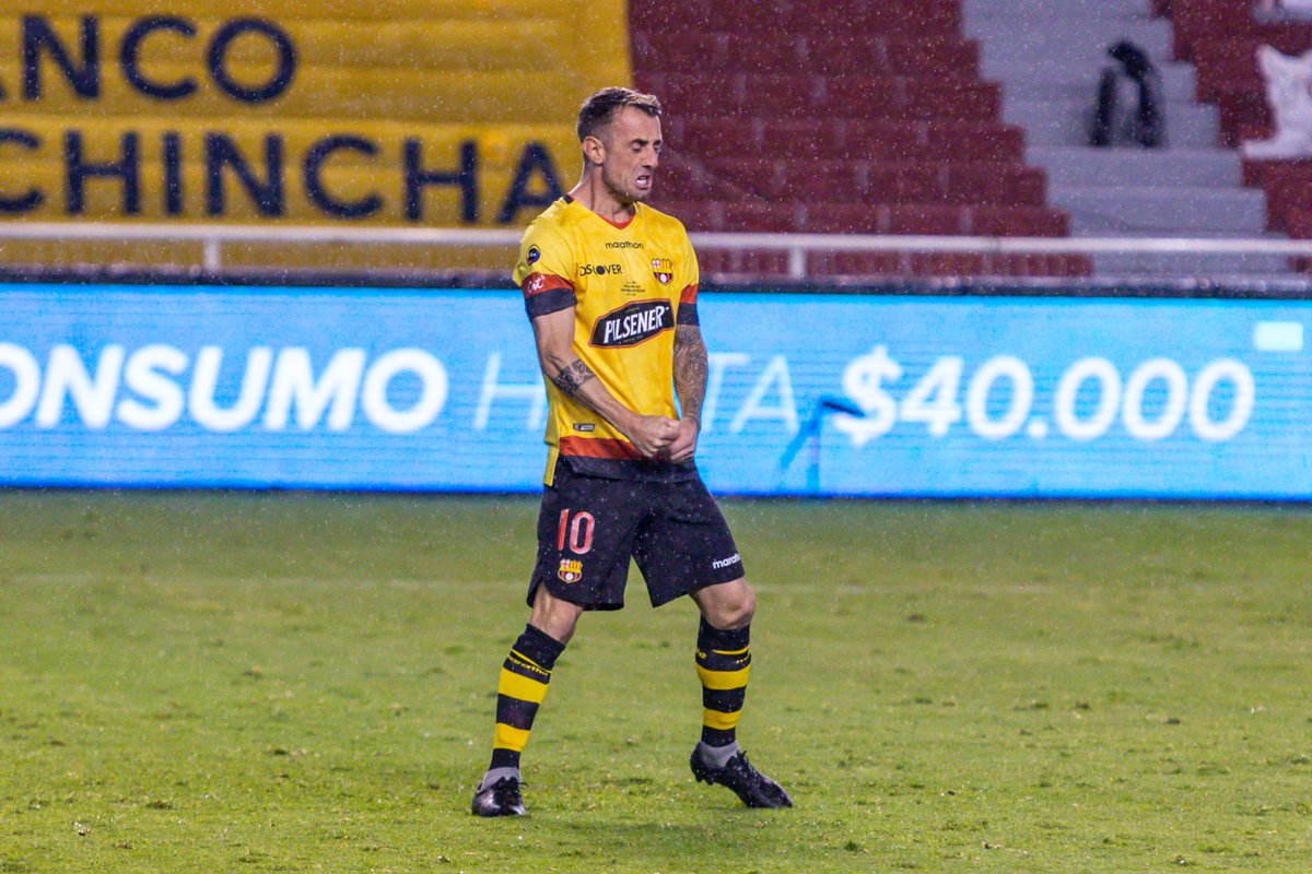 BarcelonaSC's tweet image. El timonel, el que toma la lanza e inventa una asistencia o marca el gol, 10 histórico del Ídolo y magia inagotable del Campeón ¡El Kitu! 🔟🎩🪄
#BuenosDíaz #AmarilloDeVerdad 💛