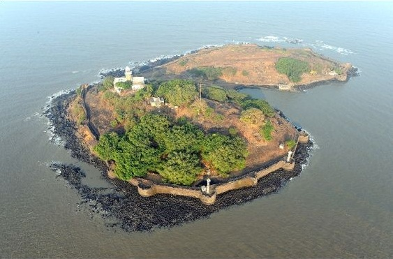 (4)1690 - Kanhoji was appointed Deputy Commander/Admiral under Admiral Sidhoji Gujar by  #Chhatrapati Rajaram. He operated from headquarters at Khanderi, about 30 kms south of  #Mumbai