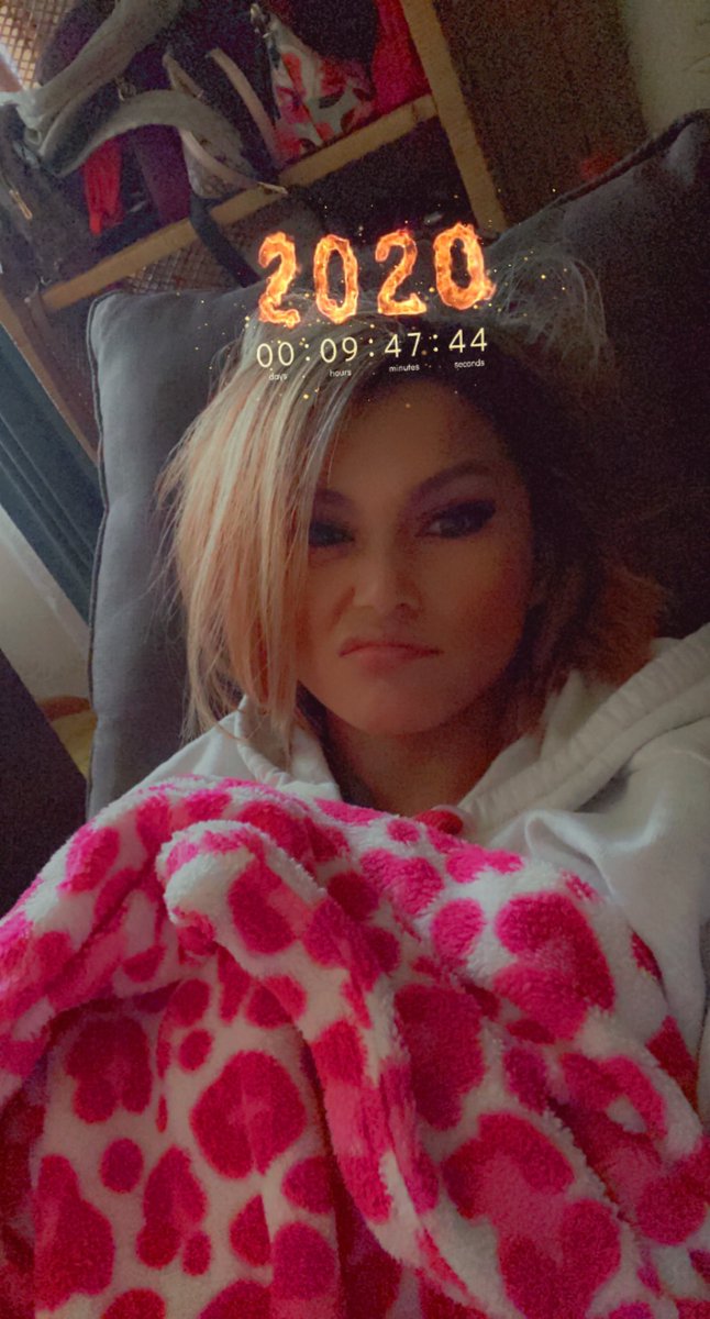 iBANSH33's tweet photo. New Year’s Eve y’all!!! I’m exhausted but I can’t fall asleep for nothing. Gotta have energy for later 👎🏽 I don’t even feel like drinking anymore 😴 https://t.co/2f4kx1TvKd