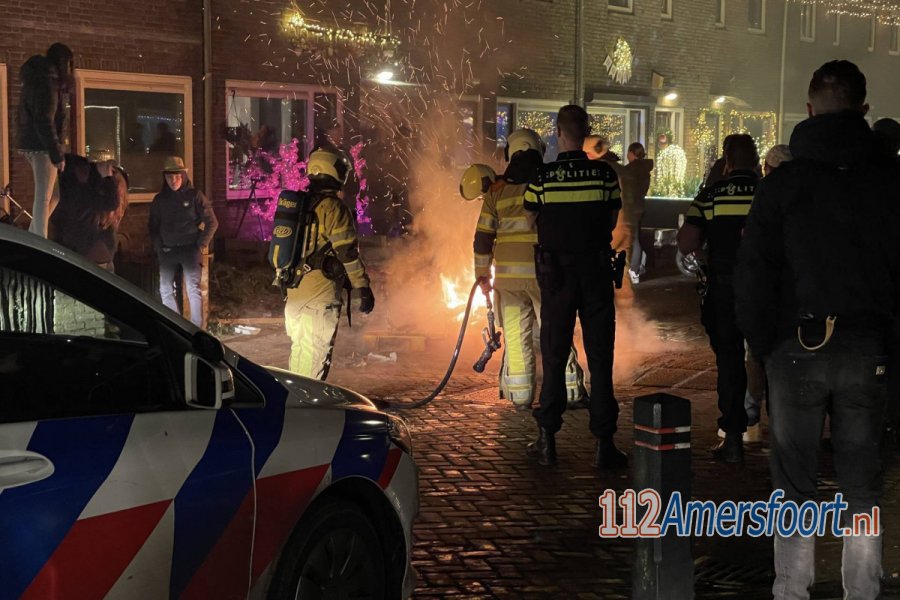 Brandweer blust brandende pallets aan de Anemoonstraat in #Amersfoort. 112Amersfoort.