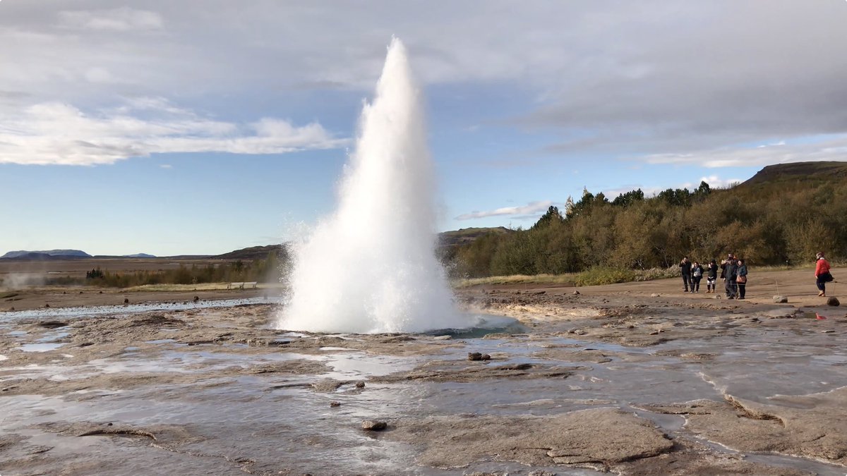 Une autre source d’énergie renouvelable est la chaleur interne de la terre qui s’échappe en permanence du sous-sol en certains endroits comme les geysers. Nos amis islandais connaissent bien ce phénomène.