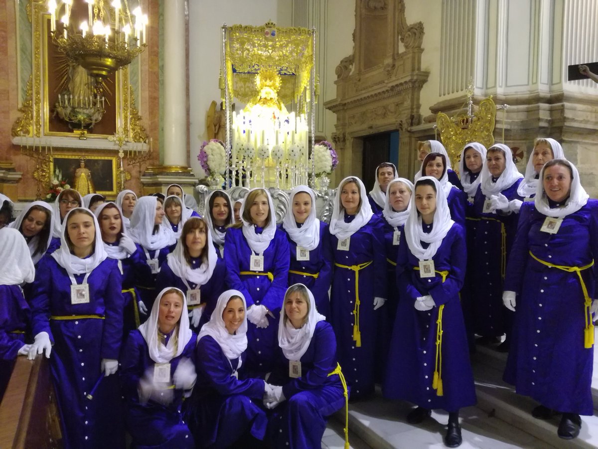 La #EsperanzaMacarena y sus #costaleras os desean un #Feliz2021 
L´#EsperançaMacarena i les seues #portadores vos desitgen un #Feliç2021
Nota: Las imágenes pertenecen a la #SemanaSanta2017