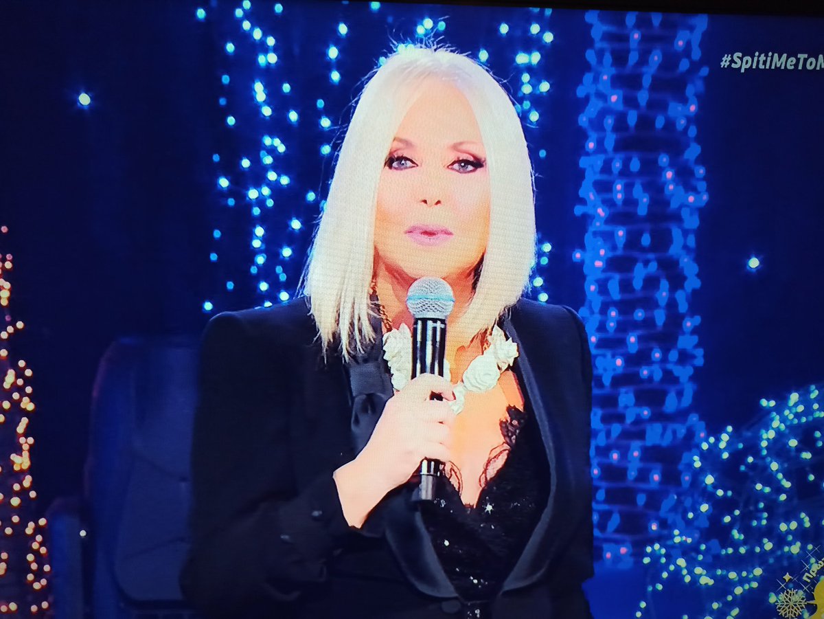 <a href="/RoulaKoromila/">Roula Koromila</a> απλά θεά!!!!! Καλή χρονιά με υγεία!!! 🎉🥂🍾❤️#SpitiMeToMega