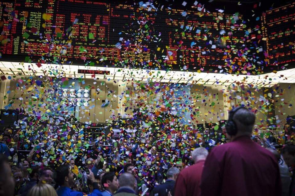 Wolfmansblog's tweet photo. I always love this Floor tradition.  #HAPPYNEWYEAR https://t.co/QnIisZzqPp