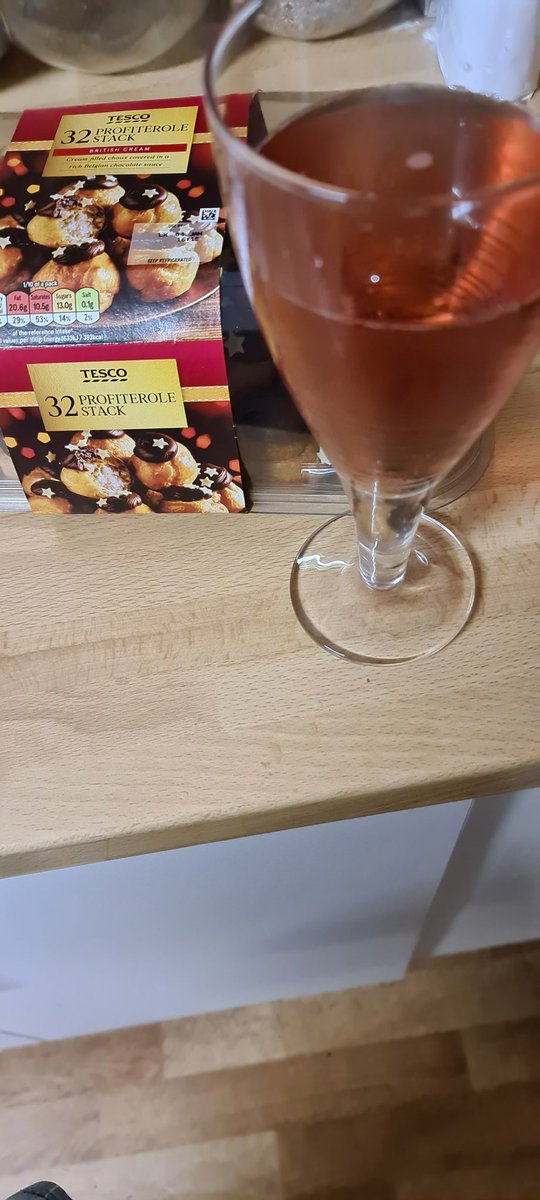 Rich_Steward's tweet photo. Hope all of you have a safe new year. Some true legends have passed this year and I raise a toast to them and their families, also our amazing key workers who have kept the UK going. 
From my family to yours. Stay safe and have the best send off we can to this crappy 2020 https://t.co/OFpGTacNc4