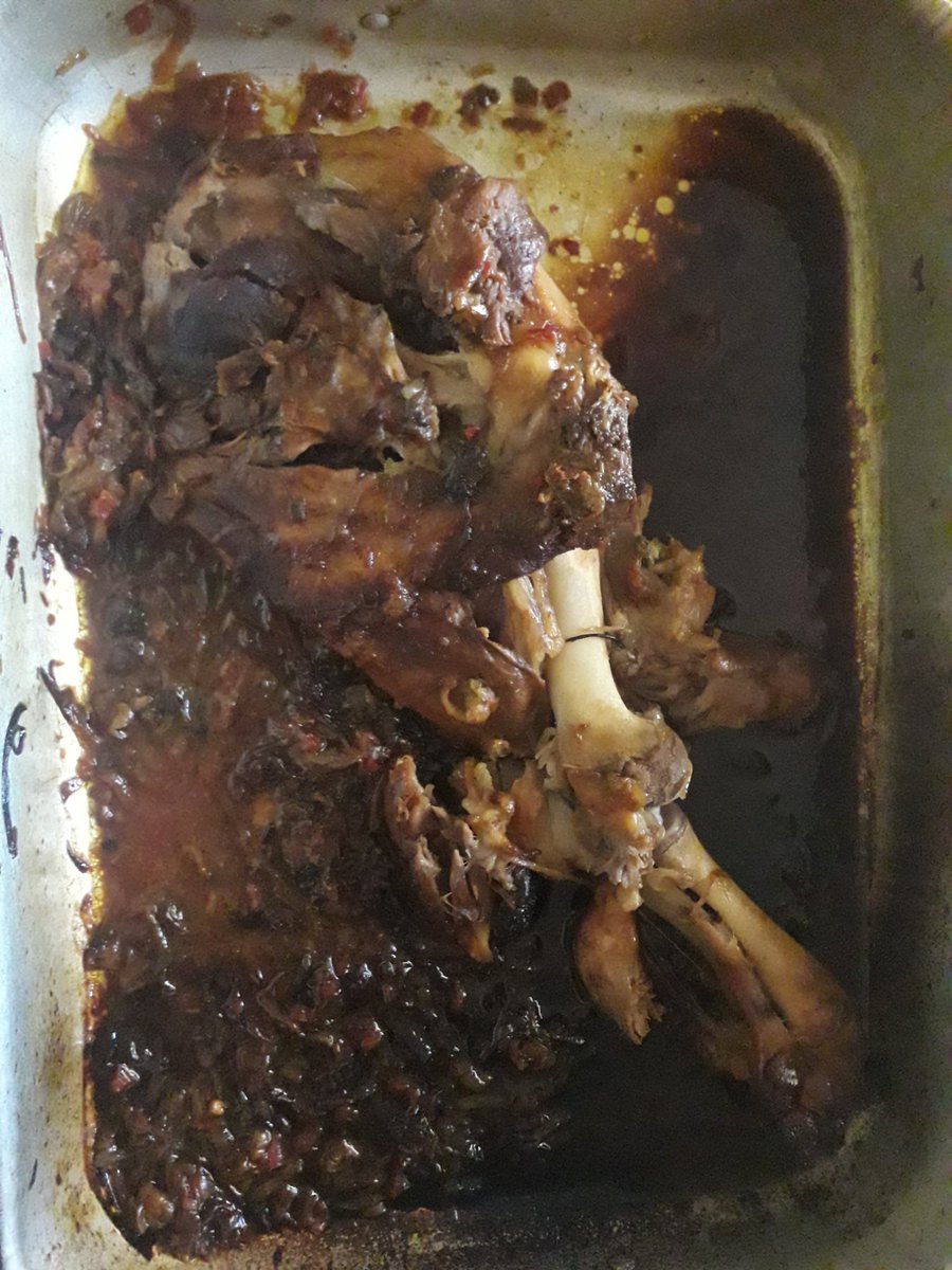 duggy72's tweet photo. LA FOTO NO LE HACE #JUSTICIA AL #PERNIL 😁 TODA LA CARNE SE DESPRENDIÓ DEL HUESO Y SALIERON SOLITOS EL SABOR ENTRE UNA CAIDES POR EL JUGO DE NARANJA Y EL SABOR  DE ESOS ALIÑOS PEGADOS .SIN DESPERDICIO LA RECETA DE #SUMITO GRACIAS A TODOS👍@Mariafescalona @jomar1705 @fogondpalo. https://t.co/hGP4gvIwFv