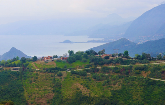 5) Le massif des Babors est l’une de ces poches. On y parle 2 langues selon les villages : berbère tasahlit (ⵜⴰⵙⴰⵃⵍⵢⵜ) et arabe préhilalien jijélien (لجيجلية). Sur cette photo, les habitations en 1er plan sont berbérophones, à l'arrière-plan arabophones