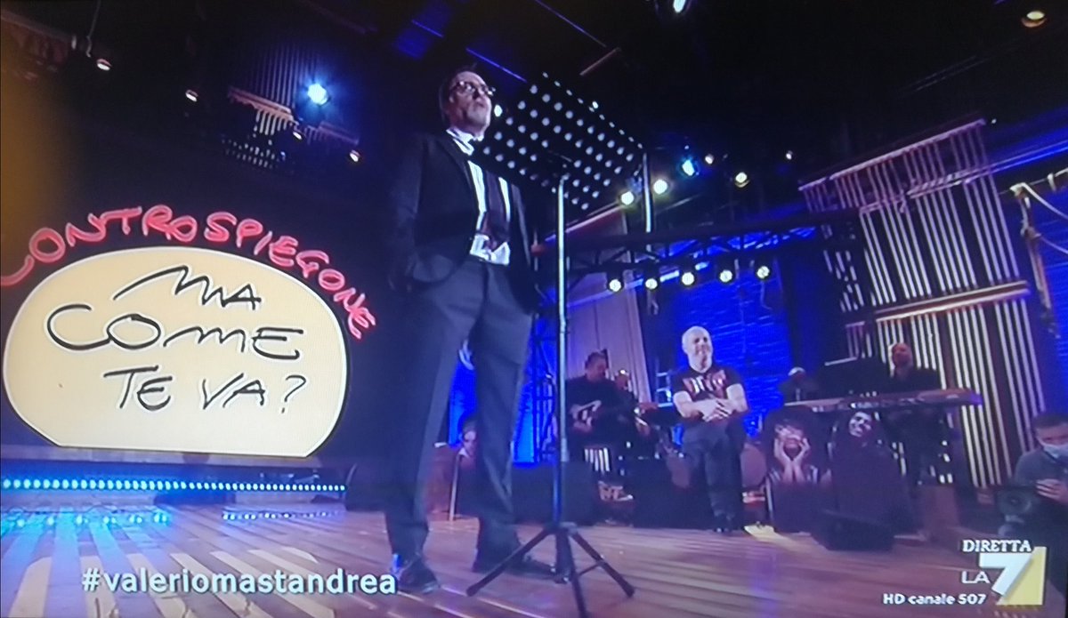 marco_troiani's tweet photo. Ma come te va'. 
Noi, purtroppo pe' loro, non ce la daremo mai.
#valeruomastandrea #propagandalive
#propagandatombola https://t.co/UkYAPsi60k