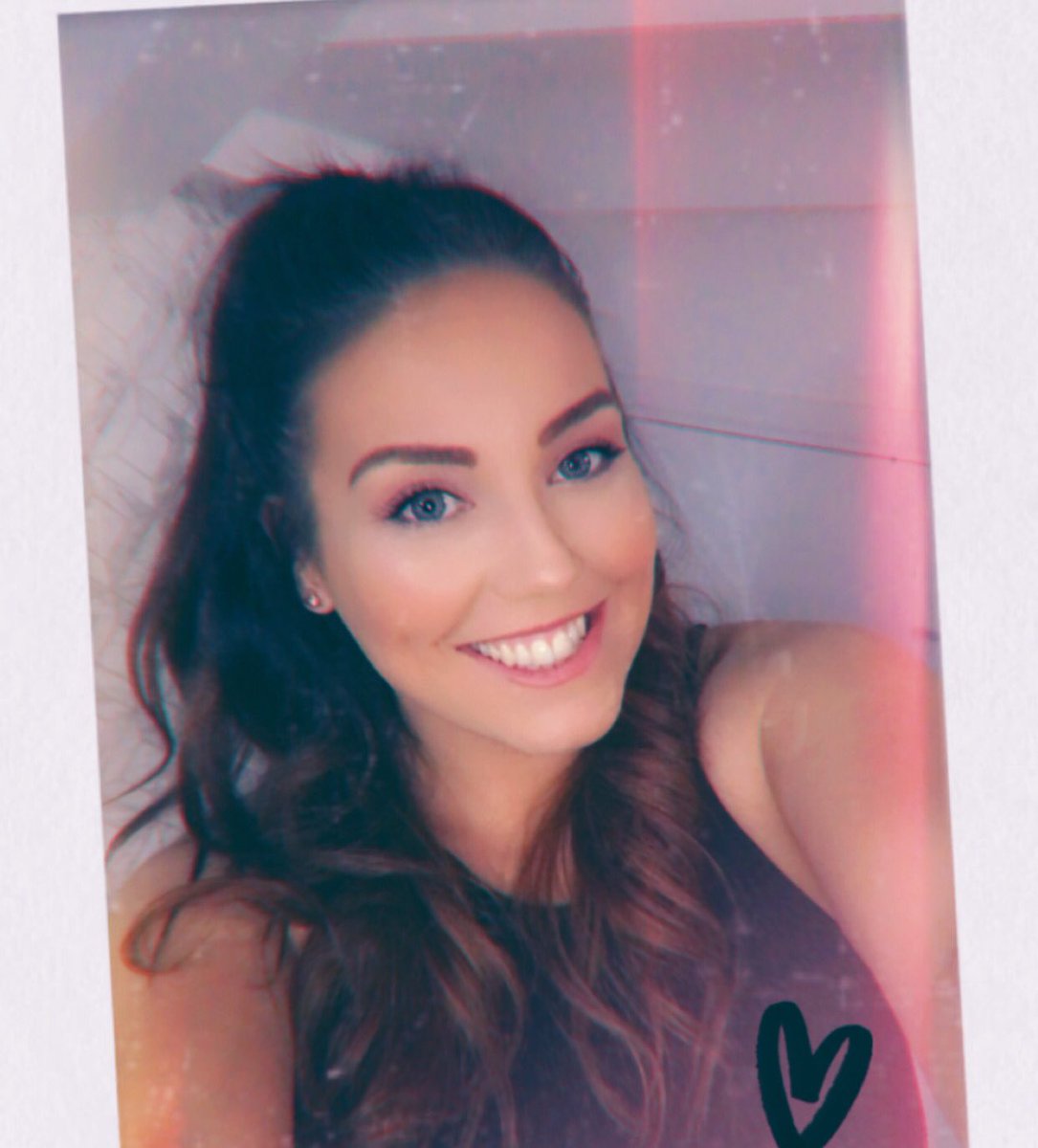 Bowing out of 2020!! It has been the worst year everrrrr but the people I have in my life are THE BEST and I’m taking them all with me into 2021!! 

#NewYear #NewYearsEver #FirstStep #NextChapter #TheBestIsYetToCome #Loved #Grateful #Family #Friends #LastPicof2020