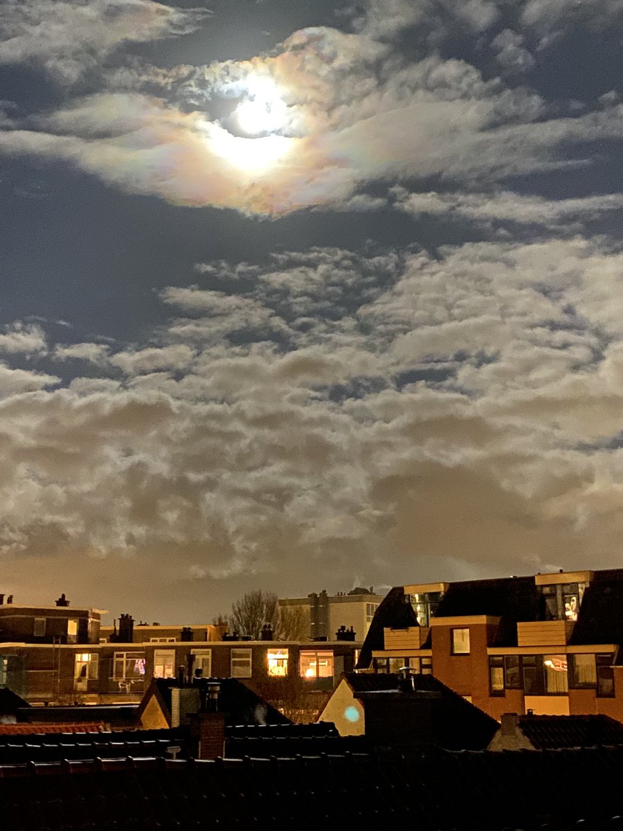 RIB_SCHOOL's tweet photo. 31 December 2020, een mooi afscheid van een bizar jaar. @helgavanleur De midwintervollemaan en een Halo. Gelukkig geen Corona om de maan 🌝 Pagina 152 en 154 van je boek!! https://t.co/yUj6LBgXKq
