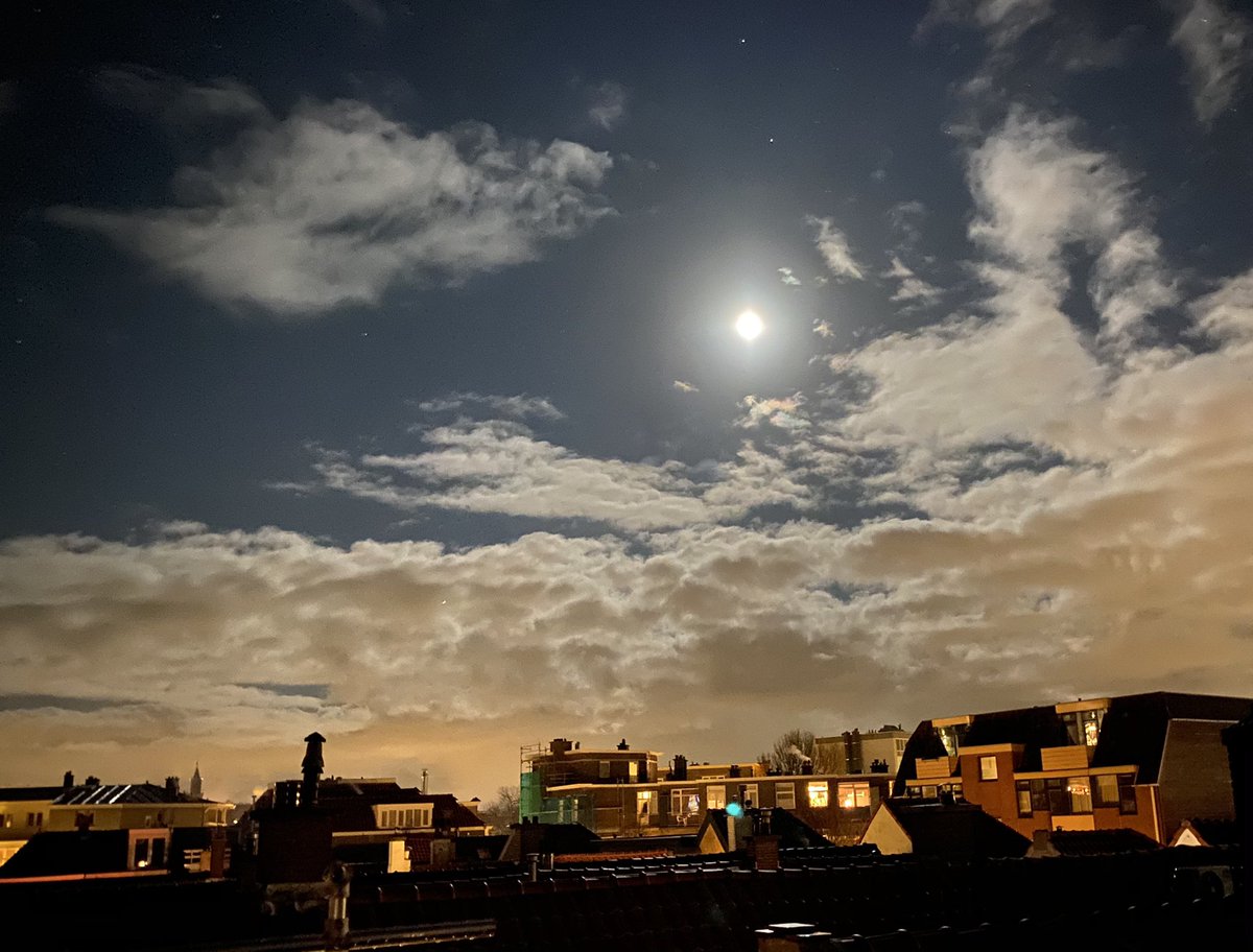 RIB_SCHOOL's tweet photo. 31 December 2020, een mooi afscheid van een bizar jaar. @helgavanleur De midwintervollemaan en een Halo. Gelukkig geen Corona om de maan 🌝 Pagina 152 en 154 van je boek!! https://t.co/yUj6LBgXKq