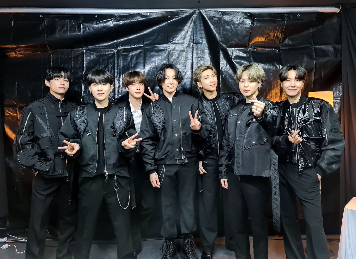 TaeSyi's tweet photo. Happy New Year ARMY! May 2021 full with happiness, blessings, positivity and we all stay healthy and safe. Let's us stay safe and fight covid19 so we can meet out boys again. 🥰🥰 I love you @BTS_twt my heart will always with you guys. #2021makeawish #Bangtan #NYEL https://t.co/gEHhcZXGCi