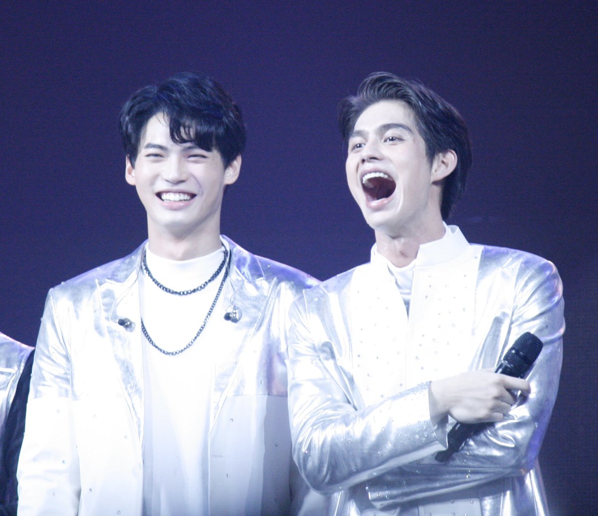 brightwin3000's tweet photo. SMILE AS BIG, LAUGH AS HARD.
WISH BRIGHT,&amp; WIN A VERY HAPPY NEW YEAR!
ขอให้มีแต่รอยยิ้มและเสียงหัวเราะตลอดปี 
ขอให้ทุกผลงานประสบความสำเร็จ  
@bbrightvc @winmetawin #bbrightvc #winmetawin 

HAPPY NEW YEAR TO ALL THEIR FANS AS WELL. https://t.co/syoyFxHAvf
