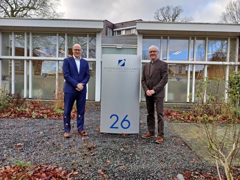 TomBloo's tweet photo. Met trots kan ik melden dat ik per 1 januari 2021 zal toetreden tot de maatschap van @notarissalland In Olst zal ik de praktijk van defungerend notaris Erik Roelofs waarnemen totdat ik ben benoemd tot notaris. 
In het nieuwe jaar ben ik u weer graag van dienst! https://t.co/TrvXanqQsS
