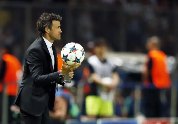 Luis Enrique' Barca. Less prominence to midfield, one of the best counter attacking teams, fast transitions from midfield to forwards, heavily reliant on most potent trio of modern era - MSN. Messi moved to Rw to maximise Saurez's potential, who played as 9 and Neymar in LW