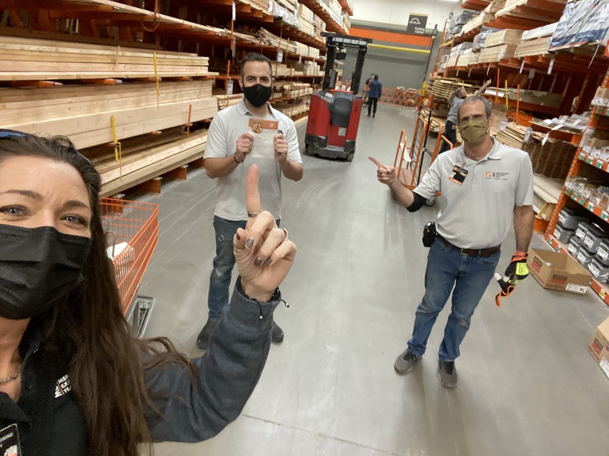 404 MET associate Paul receiving a Homer award for taking care of our people. Thanks Paul for leading the team in my absence. <a href="/404Rocks/">Home Depot #404</a> @BrandonBellTHD <a href="/GWRosborough/">Garrett W Rosborough</a> <a href="/D66Celest/">Sheldon Celestine 🇹🇹🇺🇸</a>