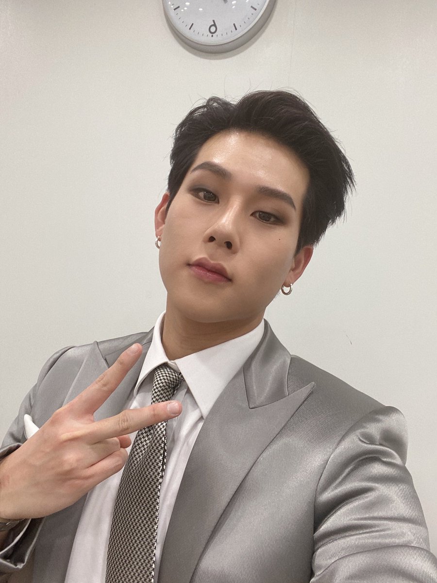 OfficialMONSTAX's tweet photo. 존경하는 엄정화 선배님과 함께 무대를 하는 날도 오네요.. ㅠㅠ 너무 영광이었고 다음엔 새로운 곡으로 피처링 하고싶습니다!!! 몬베베도 너무너무 사랑하고❤️ 새해에는 더욱 우리 사랑하자!! 사랑해 다들!! #주헌 https://t.co/gtPjhtmeKL