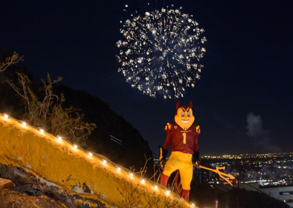 ASUPolice's tweet photo. It's #NewYearsEve!!

Let's end 2020 on a high note and ring in the new year safely! Follow COVID protocols and have a happy and healthy 2021.
#SocialDistance #ForksUpMasksUp #ASUPolice https://t.co/F2qImOay74