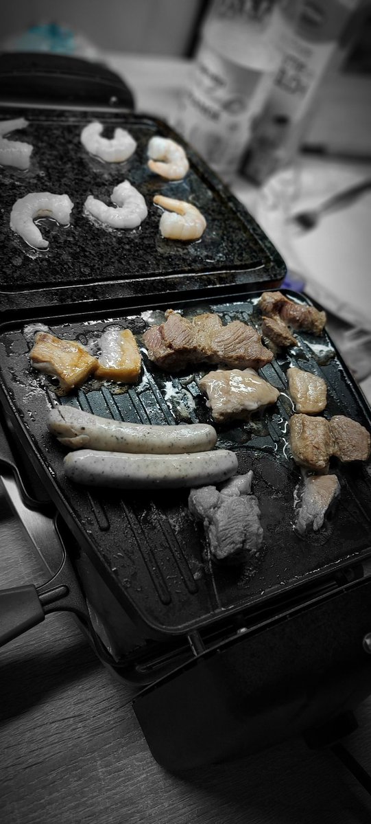 JIGL1VE's tweet photo. Lecker Raclette mit der Familie #MONTEXMAS #montesilvester https://t.co/dx940wJ7Gy