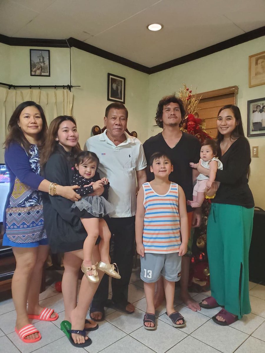 LakasNgTimog's tweet photo. The First Family on the very first day of 2021. God bless you ‘Tay and the rest of the Duterte Clan.  Happy New Year!
👊👊👊 https://t.co/YUQlRrTk5p