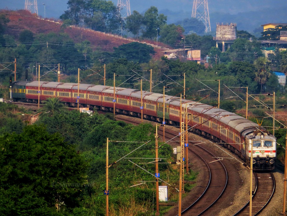 srn_21850's tweet photo. And the Classic ICF Rajdhani Rake of Darshan Express gives a way to so called Comfortable LHB Rake.
#darshanexpress #indianrailways https://t.co/zzew6AP3Qx