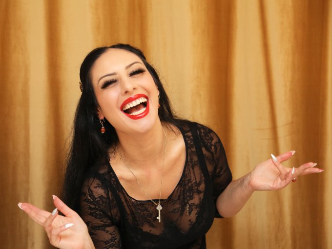smiling_lady
