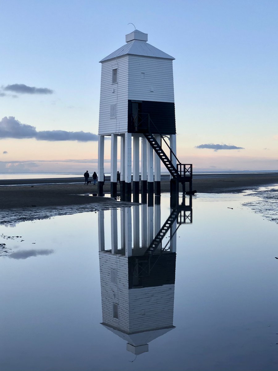 em_rossiter's tweet photo. Such a nice calm afternoon for some fresh air and a walk to the cute lighthouse 💙 @burnham_on_sea #lighthouse #beach #walk #nye https://t.co/x2nYy4YJvh