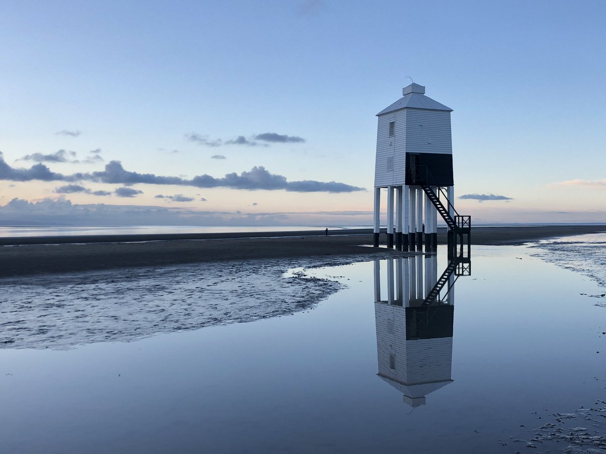 em_rossiter's tweet photo. Such a nice calm afternoon for some fresh air and a walk to the cute lighthouse 💙 @burnham_on_sea #lighthouse #beach #walk #nye https://t.co/x2nYy4YJvh