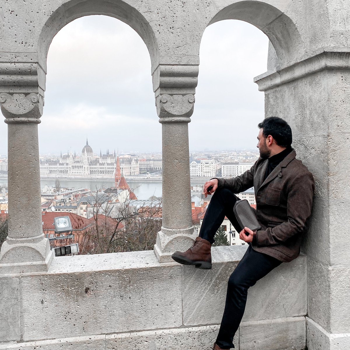 ياترى هل نحن صادقون مع أنفسنا حين نقول أنو هيدي لسنة أصعب سنة بحياتنا ؟

بلنسبة لألي في سنين كتير كانت أصعب من 2020 بأضعاف المرات :
سنة فقدت فيها أخي 
وسنة فقدت فيها أختي 
وسنة فقدت فيها وطني... والقائمة تطول 💔

أن شاء الله تكون الأيام الجاي خير ع لجميع ❤️