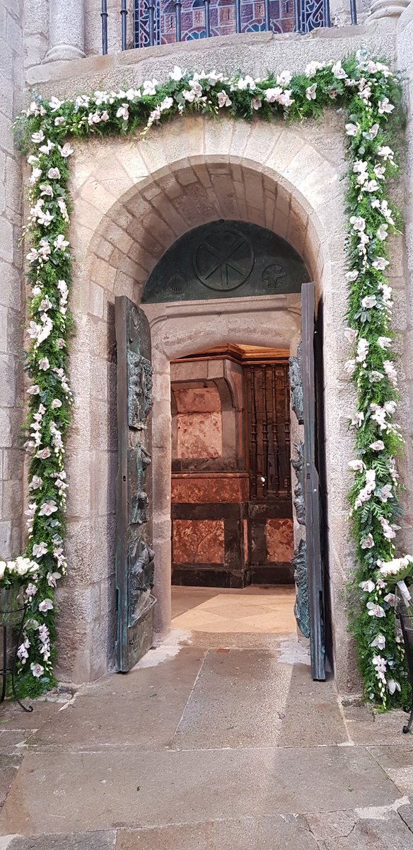 CatedralStgo's tweet photo. La Puerta Santa de la Catedral de Santiago ya está abierta. Comienza el Año Jubilar Compostelano 2021. https://t.co/xo47KyQ9cM