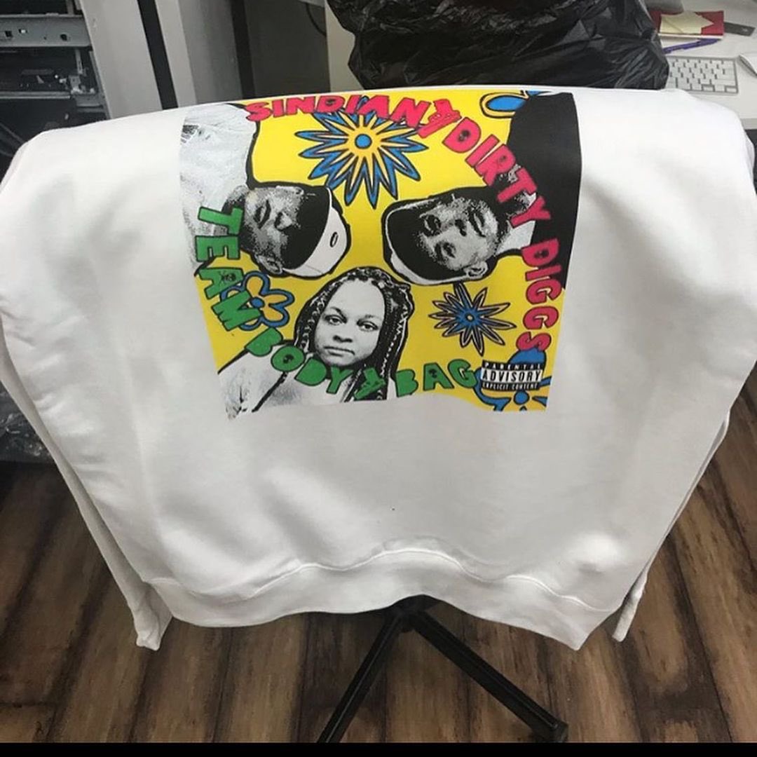 sindian_'s tweet photo. #TEAMBODYBAG SWEATSHIRTS!!! Order today. Exclusive and limited run. Comes with the album prod. By @DIRTDIGGS Each piece comes signed and numbered only doing 10!! Dm to order π°π°π°
2 vinyls also available with exclusive art!!! π―πππΏ
#hiphop #art #delasoul #culture #music #merch https://t.co/QpR93EheHk