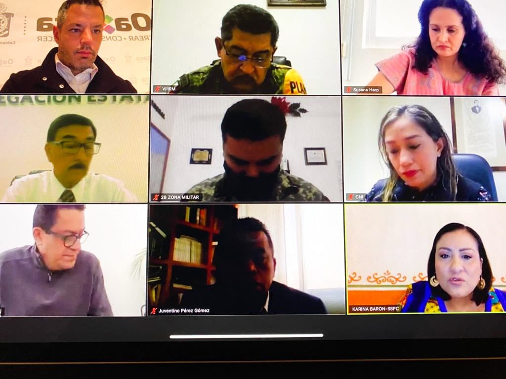 alejandromurat's tweet photo. En esta recta final del año, seguimos trabajando por la paz y el bienestar de las ocho regiones de Oaxaca; por eso, esta mañana, damos seguimiento a las acciones emprendidas en la mesa de seguridad. #CrearConstruirCrecer https://t.co/AZrmRwyRCk