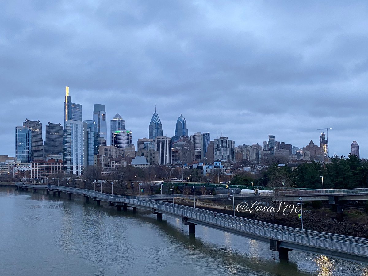 LissaS190's tweet photo. Philly 💙 With a view like this, my spirit on dreary days are lifted ☺️ #Philly #CityOfLove #UniversityCity #DownTown #CenterCity #Skyline #SouthStreetBridge https://t.co/dsuwMr7PPX