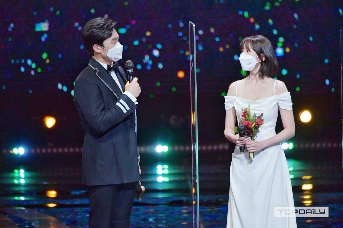 _nur_atiqah_'s tweet photo. Suddenly felt empty since the award show is over. Thank you for making my 2020 somewhat happier despite all the struggles. I will keep on rooting on you guys for sure in the future🥳🥳🥳 #이상이 #이초희 #이초희_이상이_베스트커플상_축하해 https://t.co/WRIm89l7GT
