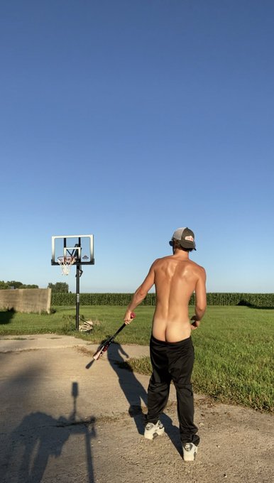 Sweaty Cheeks 🍑 https://t.co/TgF1DWCRGA