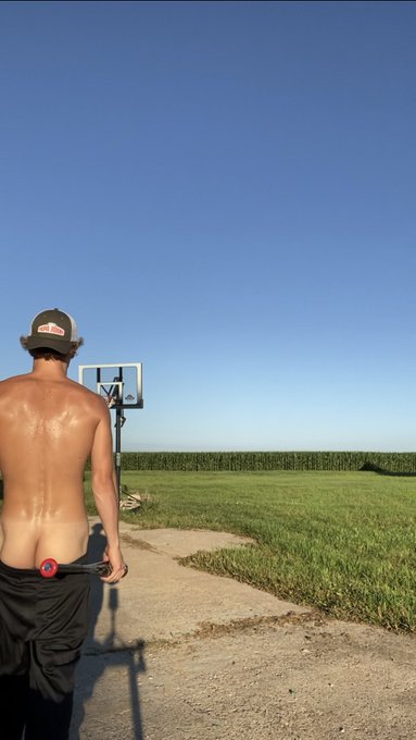 Sweaty Cheeks 🍑 https://t.co/TgF1DWCRGA