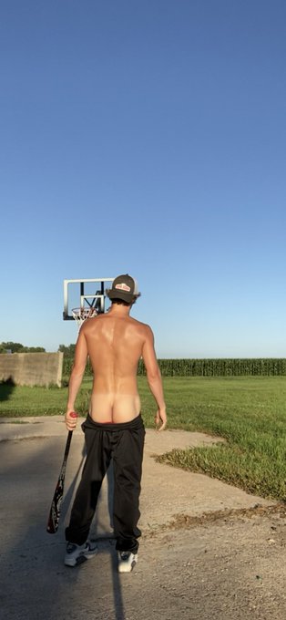 Sweaty Cheeks 🍑 https://t.co/TgF1DWCRGA