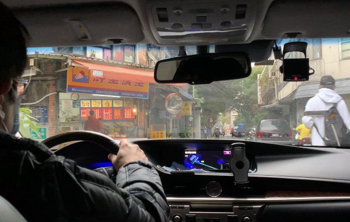 In the cab, Mr. Wang tried to grasp from me how badly things were going in LA. We passed by kids going to school. He raised his chin toward the window: "Life's normal here." He said lately tho ppl have been wearing masks more bc of covid surge in US & the new strain found in UK