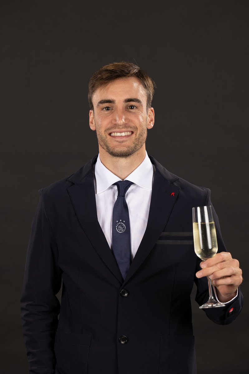 anitaoow's tweet photo. AFCAjax: Suit up, #202OUT incoming! ✨ https://t.co/yp8W8sIhGM