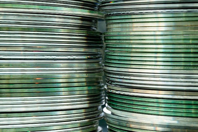 KLAAR met het JAAR.
Boekhouding gedaan, mijn BTW al betaald, alle lange-termijn back-ups ververst – 2020 kan het archief in. Daar, in het rek, naast de 23 andere jaren papieren administraties, alle CD-roms die je niet weg wil doen, en de kisten ouwe verloopjes en kabeltjes...