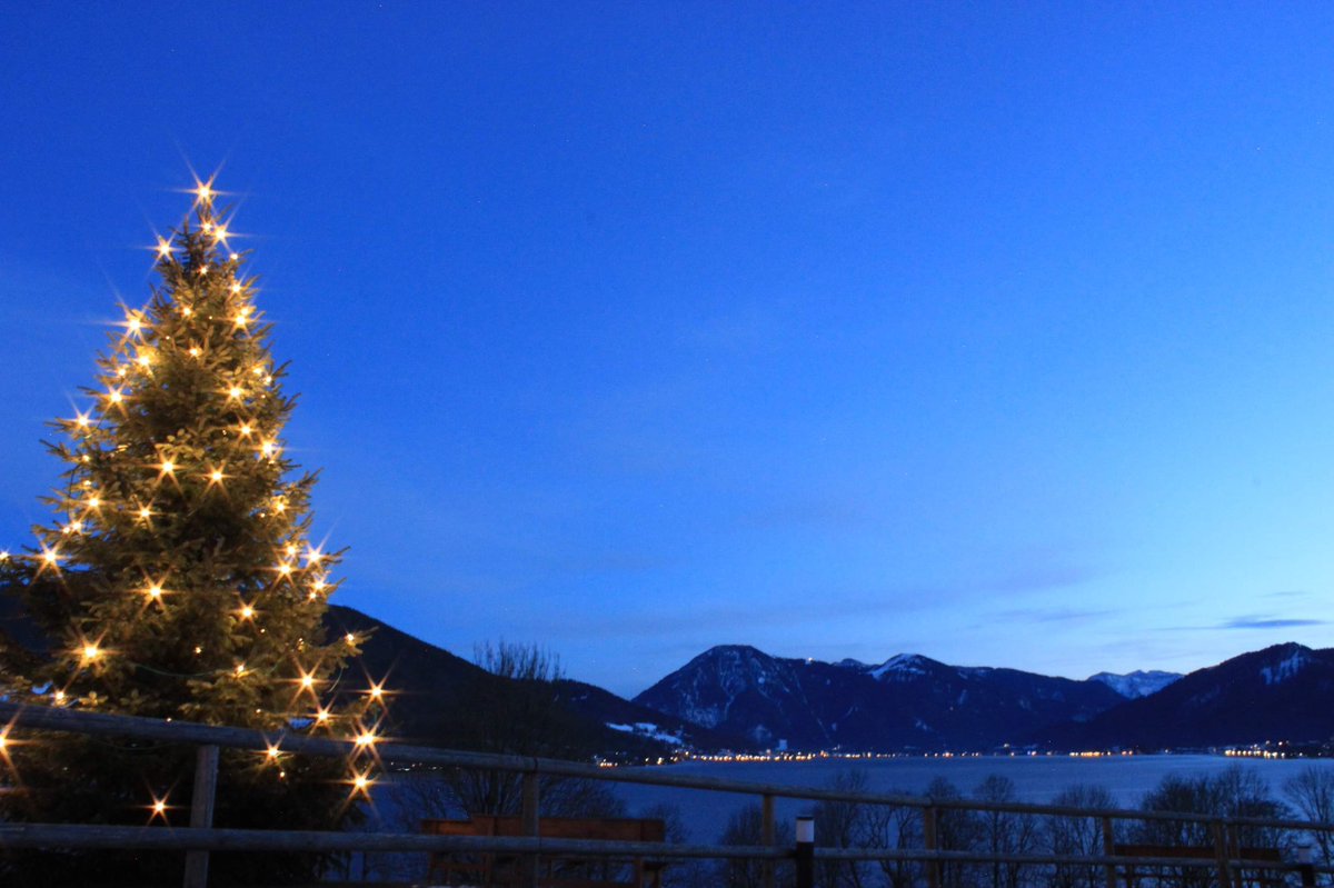 nina_cathy's tweet photo. When it‘s dark look up. Otherwise you can’t see the stars. ✨ #UpsWeDidItAgain #WePlayedWithTheCamera #GotColdInTheDark #Silvester2020amTegernsee #StadeZeit #GutenRutsch #BleibtGesund https://t.co/YzlfMrGWh4