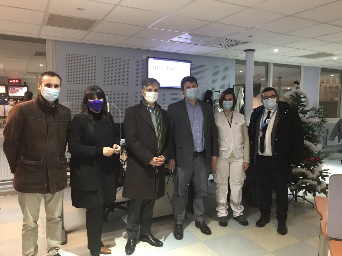 CHU_Grenoble's tweet photo. Visite du #samu38 par M. le Préfet Lionel Beffre @prefet38 et Mme Capdepon @VilledeGrenoble
Merci à tous les professionnels mobilisés particulièrement ce 31 décembre pour assurer la continuité du service public @CHU_Grenoble https://t.co/00dU4Cq6os