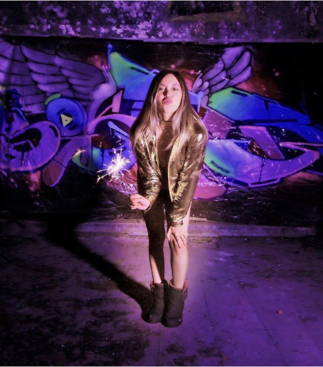DanyGrass's tweet photo. Ultimo dia del año! A festejar 🤩🤩🤩 #gold #lastdaysof2020 #HappyNewYear2021￼ #photosession #acropolis #mexicanmodel #shooting #grafitti #lights #danygrass @DanyGrass https://t.co/8Xuc4qXgpo
