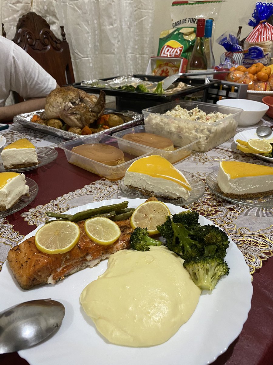 AlterWallflower's tweet photo. Mukhang successful naman sa mga niluto ko for new year’s eve! Kilig! Hihi! #cheesecake #roastedchicken #cheesymashedpotatoes #bakedsalmon https://t.co/x9gtWEqXtb