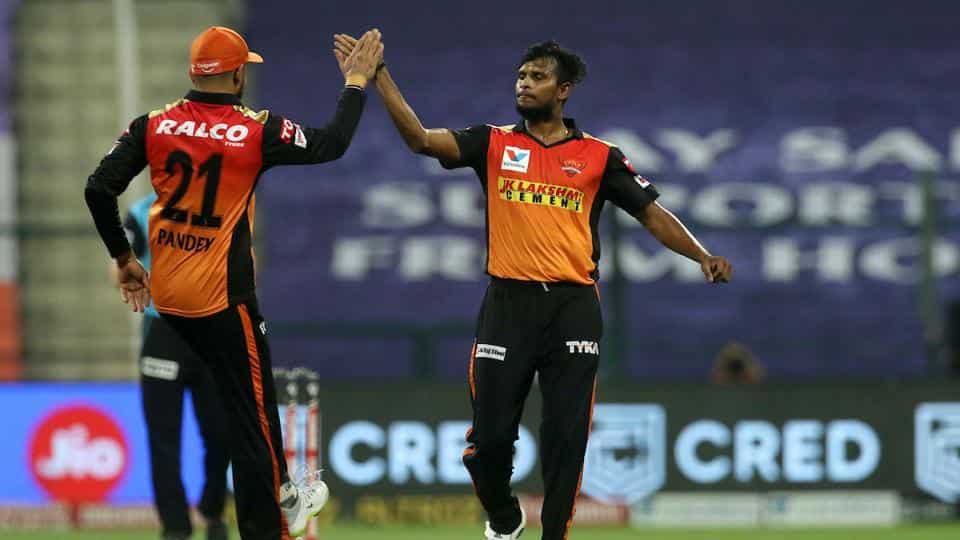 கொண்டாடப்பட்டது. "நம் அண்ணன் பந்து வீசுகிறான், என் தம்பி பந்து வீசுகிறான், என் மகன் பந்து வீசுகிறான்!", என ஒவ்வொருவரும் தன் வீட்டுப் பிள்ளைகள் விளையாடினால் எப்படி ஆர்வமாகப் பார்ப்பார்களோ, அப்படித்தான் அனைவரும் நடராஜனின் பவுலிங்கை ஆனந்தத்துடன் பார்த்தனர். அவர் வீசய ஒவ்வொரு