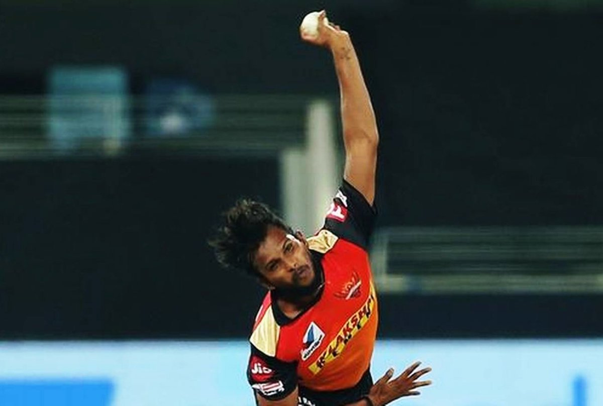 'சூப்பர் ஸ்டார்' ஆகிவிட்டார். ஐபிஎல்லில் பிரைம் ஃபார்மில் ஆடிக்கொண்டிருந்த ஏபிடியை, தனது பலமான யார்க்கரைக் கொண்டு தகர்த்தது மட்டும் அல்லாமல், ஆர்சிபியின் கோப்பைக் கனவையும் தவிடுபொடியாக்கி விட்டார், இந்த ஒரு பந்தில் .தனக்கு என்ன வருமோ, அதையே தனது பிரதான ஆயுதமாக்கி, அனைத்து