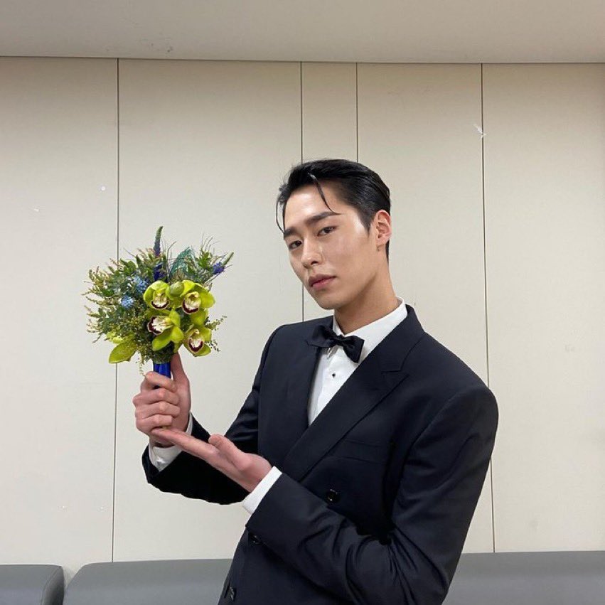 __jwl_'s tweet photo. 일년 사이에 더 멋진 배우로 성장해서
신인상에서 우수상 받은 재욱깅🥺🤍
2020년도 너무 고생많았고, 2021년에도
여전히 응원하고 있을게💖 너무 축하해! https://t.co/nwkTImO3Zr