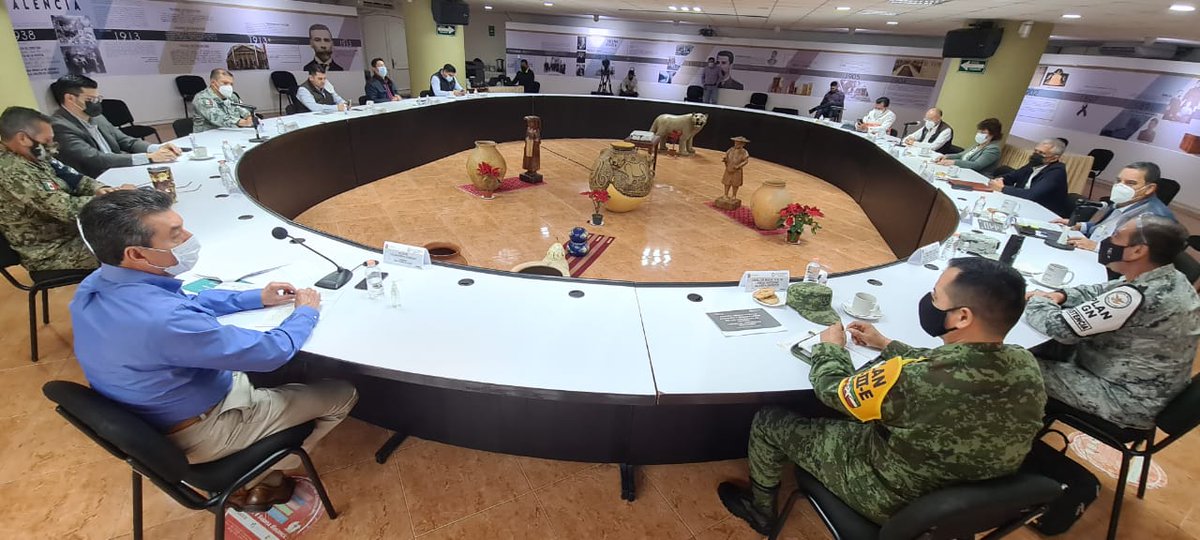 RutilioEscandon's tweet photo. Estamos sumando esfuerzos en unidad en las #MesasDeSeguridad todas las instituciones de seguridad y justicia para garantizar la paz, la tranquilidad y el bienestar de las y los chiapanecos. A fin de garantizar el Estado de derecho en todo el territorio estatal. https://t.co/Jb2tF9GZyw