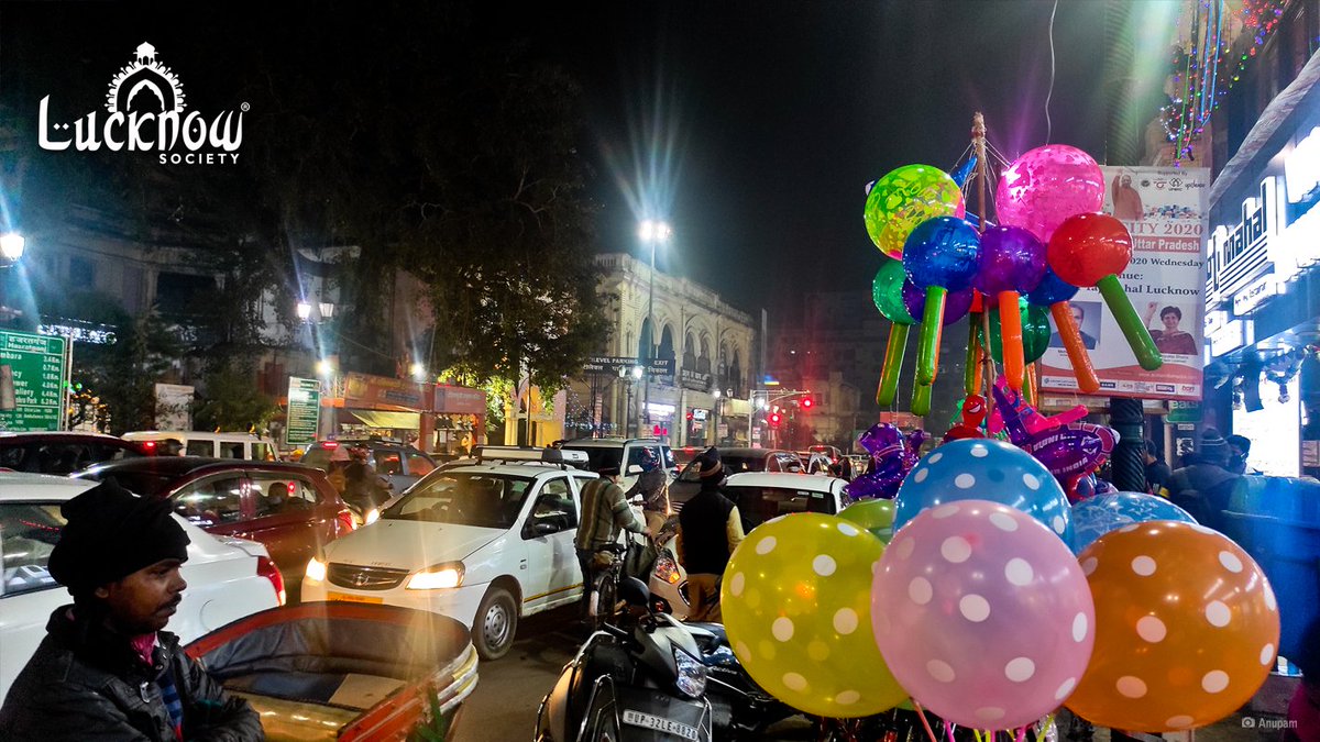 lucknow_me's tweet photo. New Year's Eve @ Hazratganj https://t.co/IamH24eKap